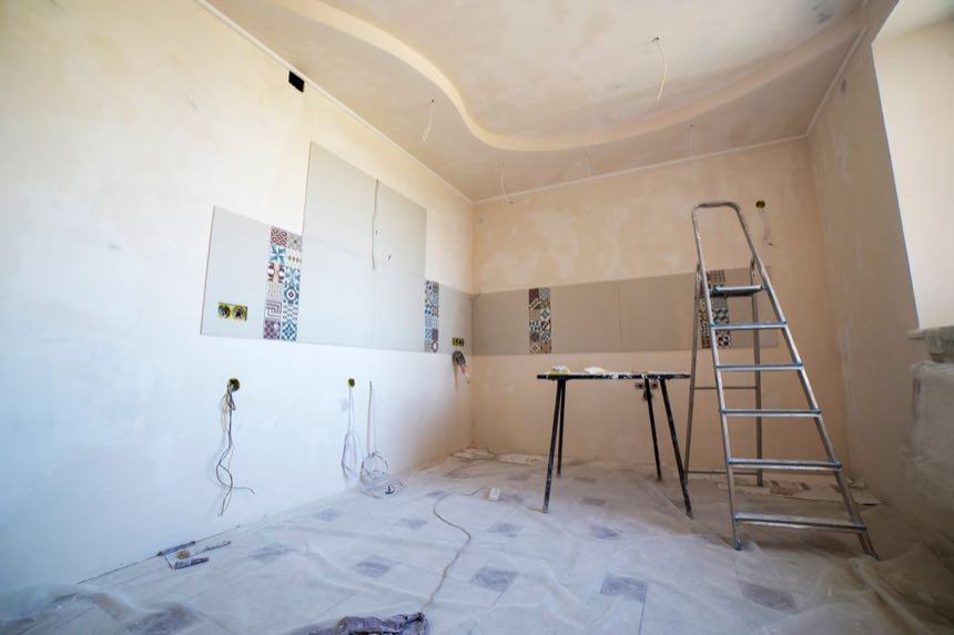 Raum in der Sanierung mit montierten Trockenbauplatten und Leiter (Beispielfoto)